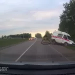 У машины скорой помощи на ходу отлетело колесо на трассе в Алтайском крае