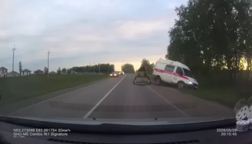 У машины скорой помощи на ходу отлетело колесо на трассе в Алтайском крае
