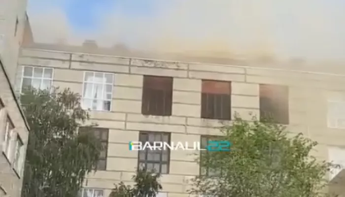 В Барнауле произошел пожар в здании на улице Кулагина. Видео