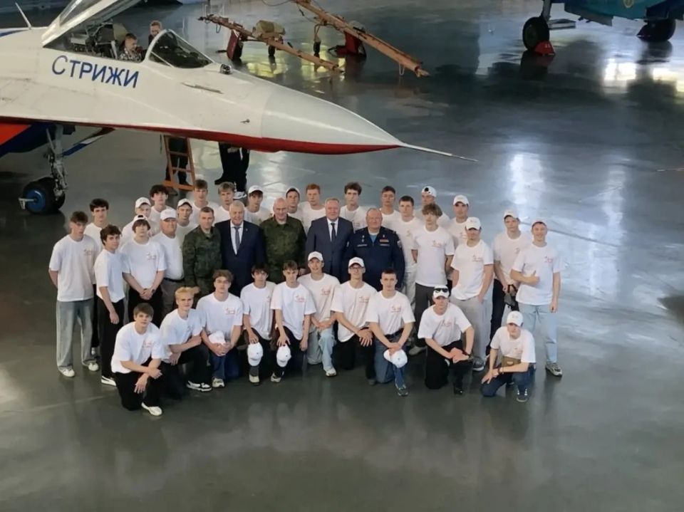 Барнаульская делегация встретилась с авиагруппами "Русские Витязи" и "Стрижи"