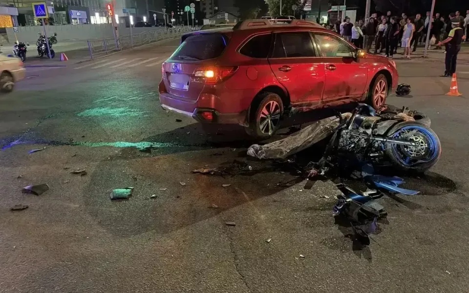 В Барнауле 24-летний мотоциклист разбился насмерть в ДТП с иномаркой