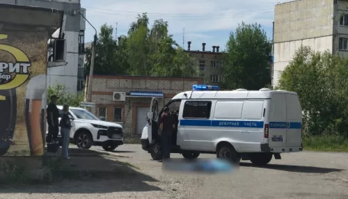 Тело мужчины нашли возле автобусной остановки в Бийске