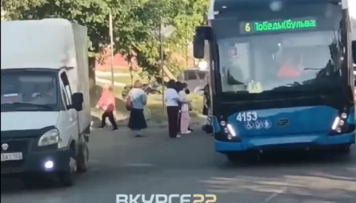 Троллейбус сбил стоявшего на проезжей части мужчину в Барнауле