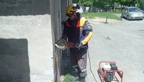В Барнауле подросток залез в заброшенный трехметровый погреб и застрял внутри