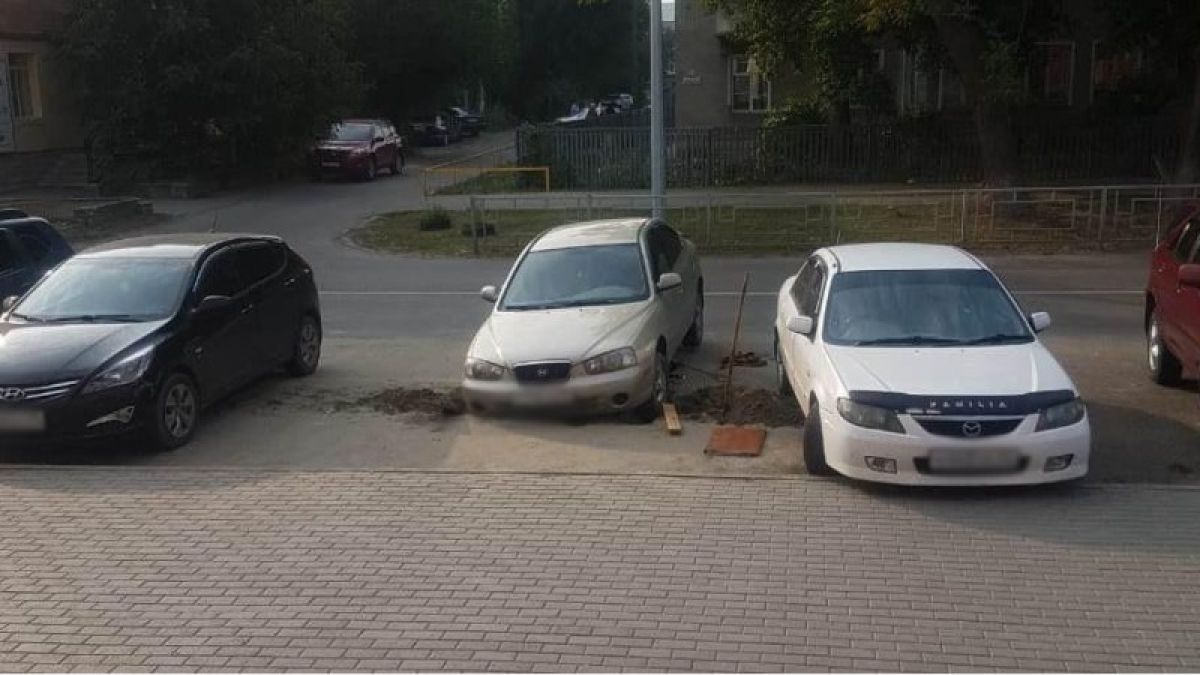 Иномарка провалилась на парковке в центре Барнаула после ремонта СГК