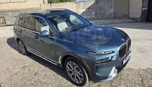 Семиместный BMW, привезенный из США, продают в Бийске за 12 млн рублей. Фото