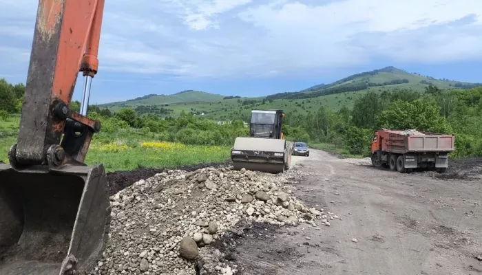 В Горно-Алтайске к октябрю обновят дорогу на улице Сосновой