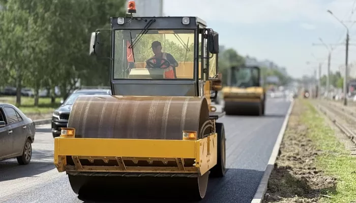 Дорожники приступили к укладке асфальта на Попова в районе новостроек в Барнауле