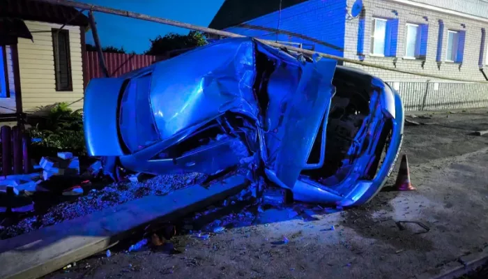 Audi на скорости врезалась в столб: погибла 22-летняя девушка, трое тяжело пострадали
