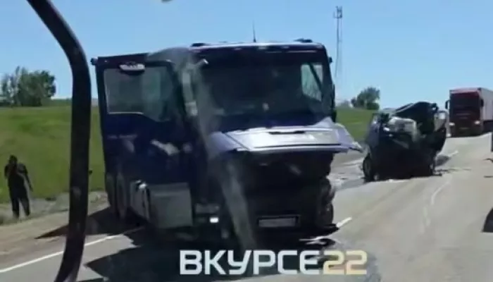 Пенсионер погиб в жестком ДТП с грузовиками на трассе в Алтайском крае