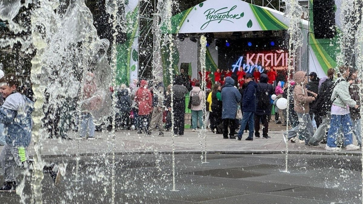 Фонтан на площади имени Ленина в Рубцовске