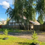 Большой дом на гpаницe с Новосиликaтным продают в Барнауле за 10,4 млн рублей