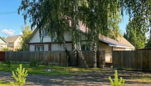 Большой дом на гpаницe с Новосиликaтным продают в Барнауле за 10,4 млн рублей
