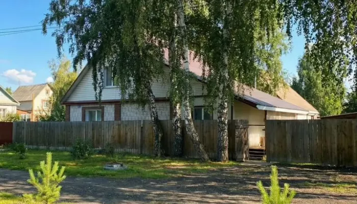 Большой дом на гpаницe с Новосиликaтным продают в Барнауле за 10,4 млн рублей