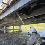 В селе Республики Алтай загорелся мост через реку Сема