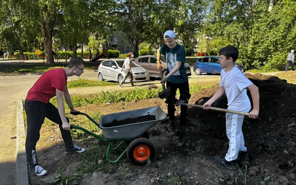 Более 2 тысяч барнаульских школьников будут работать в летний период