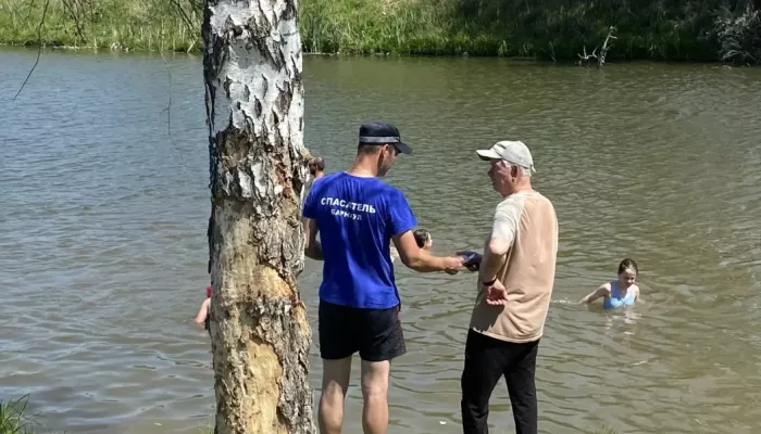 Барнаульцы массово отправились купаться на дикие пляжи: в городе прошел рейд