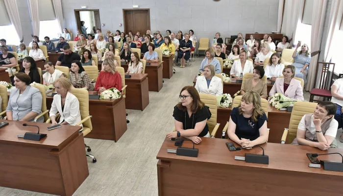 В Барнауле поздравили соцработников с праздником и отметили наградами. Фото