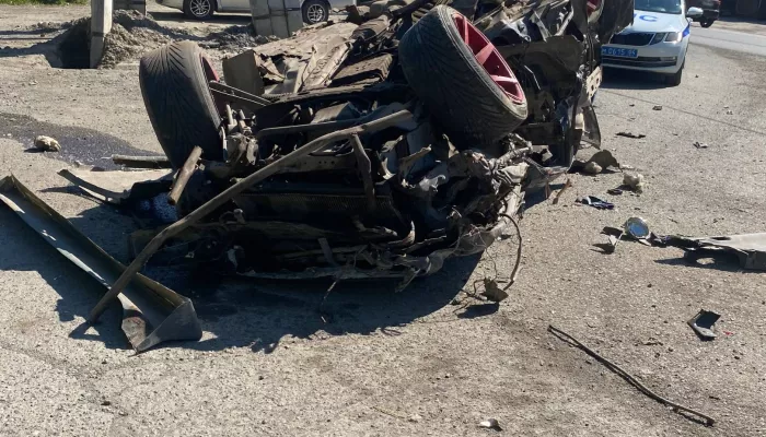 Nissan слетел с дороги и перевернулся в Республике Алтай: двое пострадали