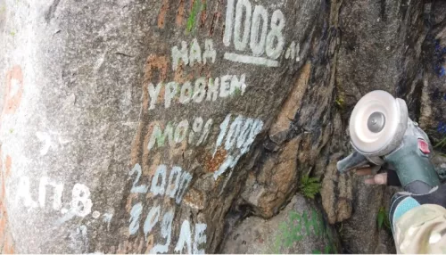 Алтайские тик-токеры сняли ответ расписывающим скалы вандалам
