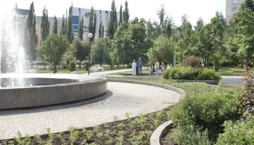 На городских клумбах в Барнауле продолжают высаживать однолетние цветы