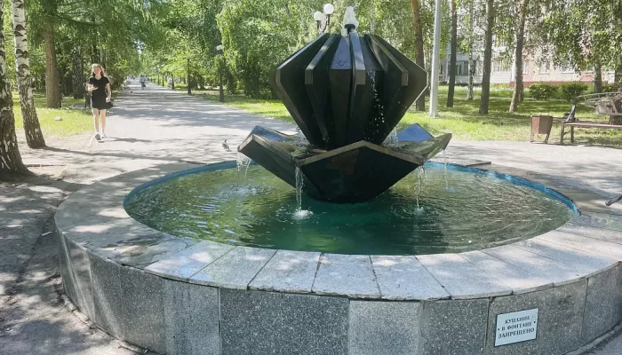 В Барнауле продолжается ремонт мемориального комплекса на улице Георгия Исакова