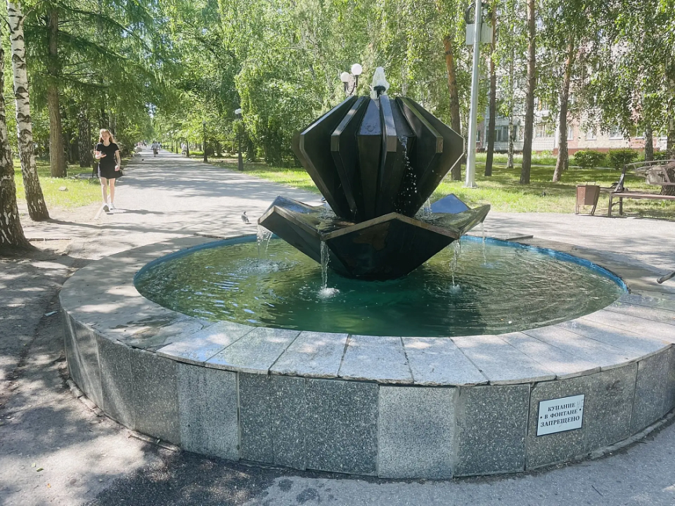 В Барнауле продолжается ремонт памятного знака на Аллее Победы
