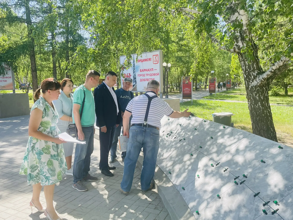 В Барнауле продолжается ремонт памятного знака на Аллее Победы
