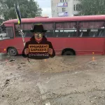 Автобус застрял в гигантской луже в Новоалтайске: фото