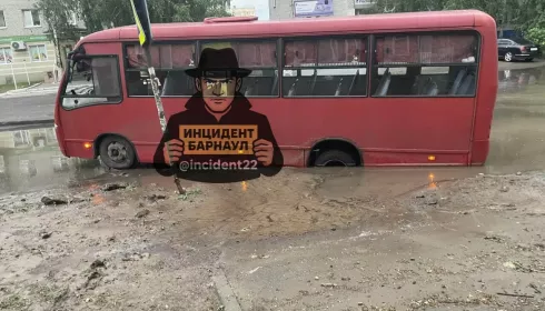 Автобус застрял в гигантской луже в Новоалтайске: фото