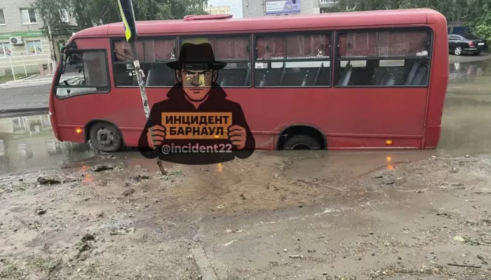 Автобус застрял в гигантской луже в Новоалтайске: фото