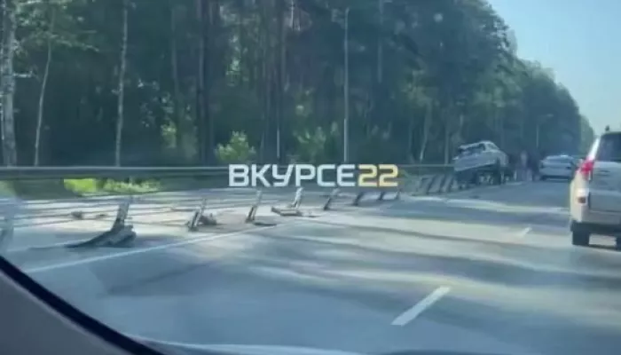 Очередное авто запрыгнуло на канатное ограждение на шоссе Ленточный бор в Барнауле
