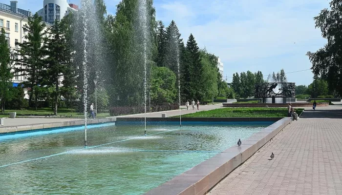 В Барнауле началась плановая очистка городских фонтанов