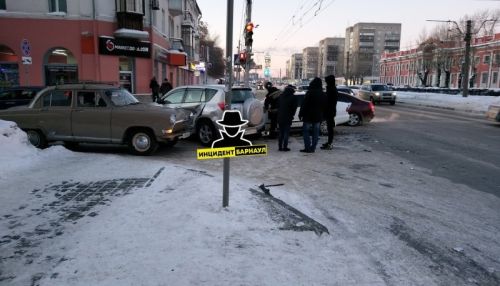 Отечественный автопром против иномарок: пользователи соцсетей обсуждают ДТП в Барнауле