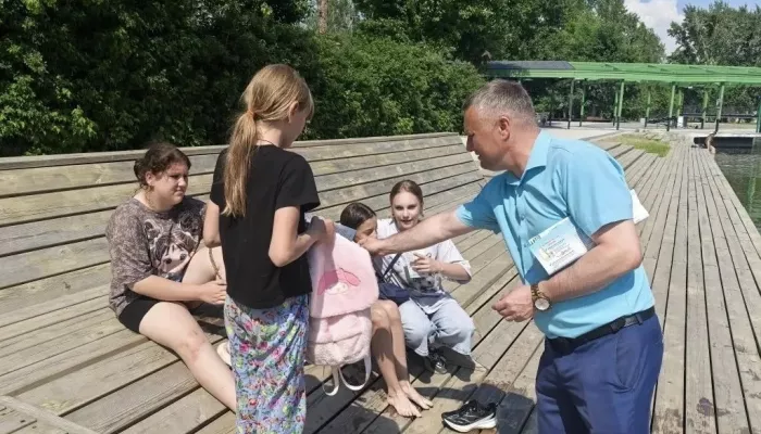 В барнаульском парке Изумрудный продолжаются купания в пруду: почему это запрещено