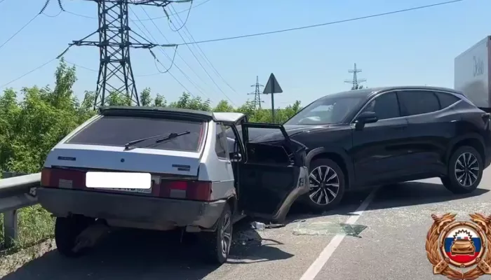 Водители и 14-летний пассажир пострадали в лобовом ДТП в Бийске