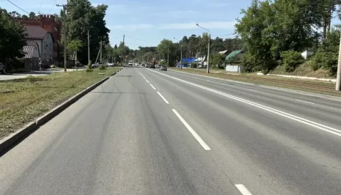 На дорогах Барнаула продолжают обновлять разметку