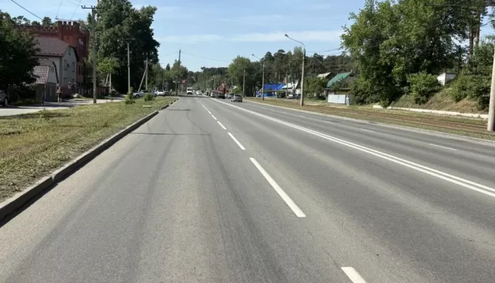 На дорогах Барнаула продолжают обновлять разметку