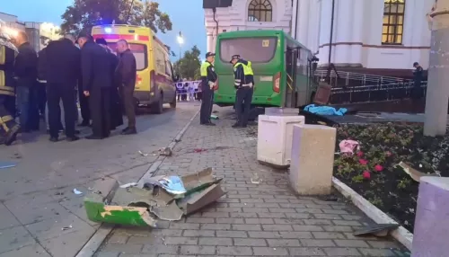 В Екатеринбурге автобус снес пешеходов на тротуаре, четверо погибли: фото и видео
