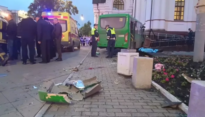 В Екатеринбурге автобус снес пешеходов на тротуаре, четверо погибли: фото и видео