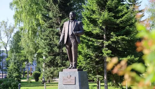 Память первого главы Республики Алтай почтили в Горно-Алтайске