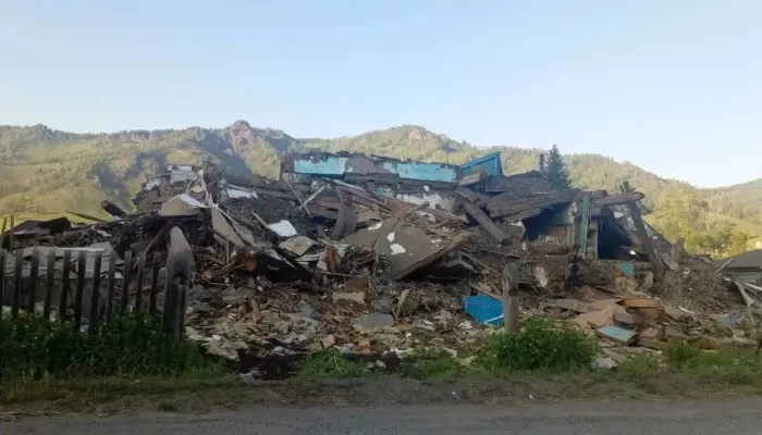 В селе Республики Алтай сносят аварийный дом по решению суда