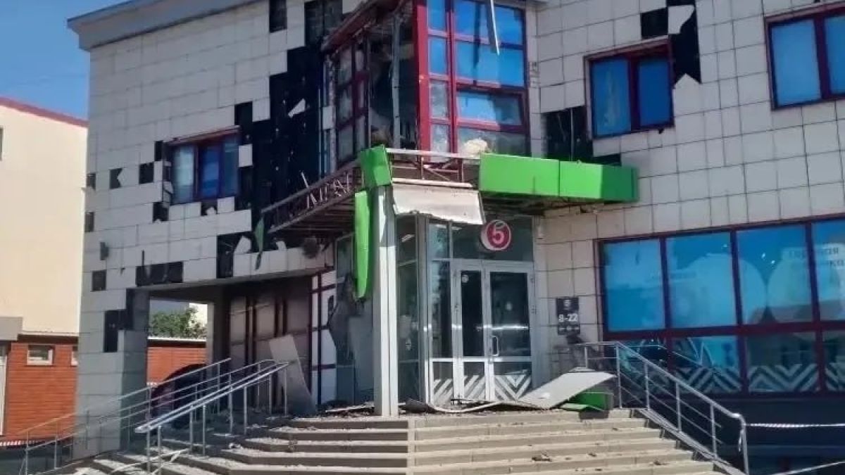 Беспилотник ВСУ ударил по продуктовому магазину