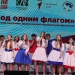 Юные барнаульцы торжественно получили паспорта накануне Дня России. Фото