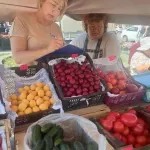 В Барнауле провели рейд против незаконной торговли цветов, ягод и одежды