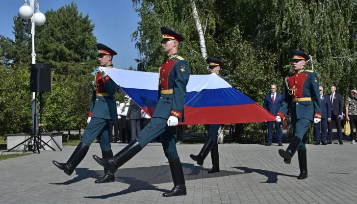 В Барнауле в День России прошли церемония поднятия флага и развод караулов. Фото