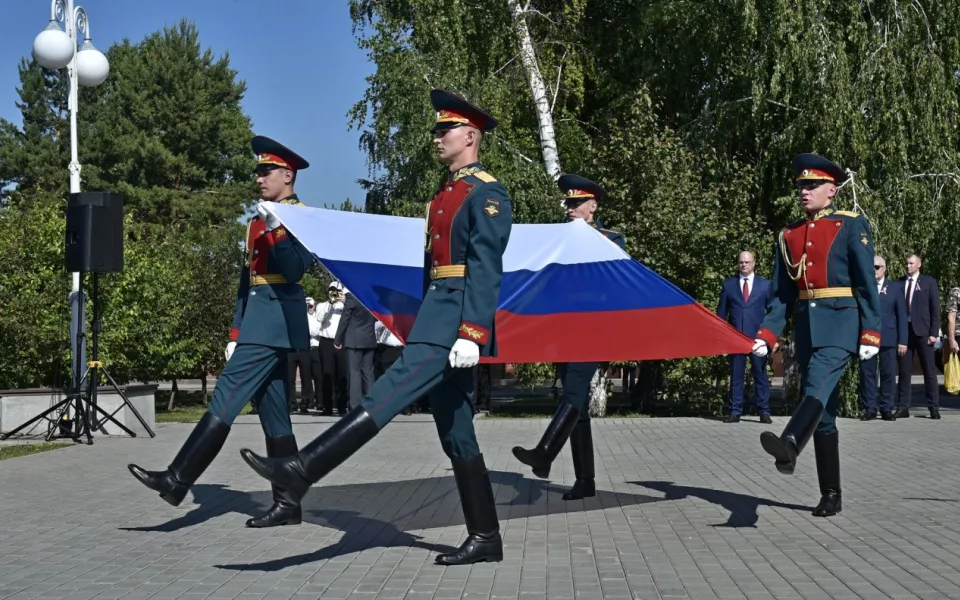 В Барнауле в День России прошли церемония поднятия флага и развод караулов. Фото