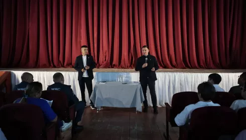 Ремонт дорог и заброшенные участки: Андрей Турчак провел встречу в Турочакском районе