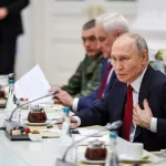 Путин хотел бы показать неприличный жест Западу за попытку откусить кусок от России