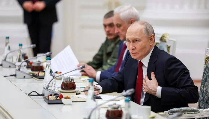 Путин хотел бы показать неприличный жест Западу за попытку откусить кусок от России